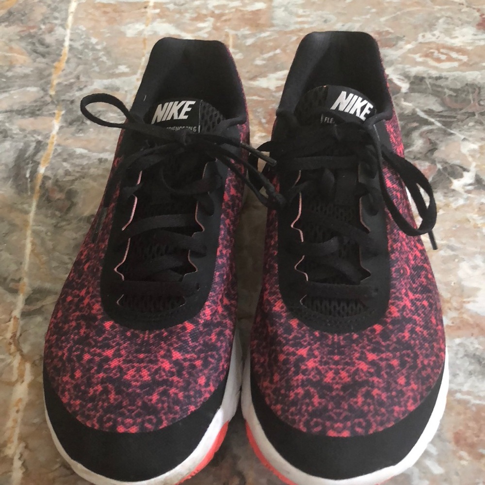 Nike size 9 cross trainers pattern